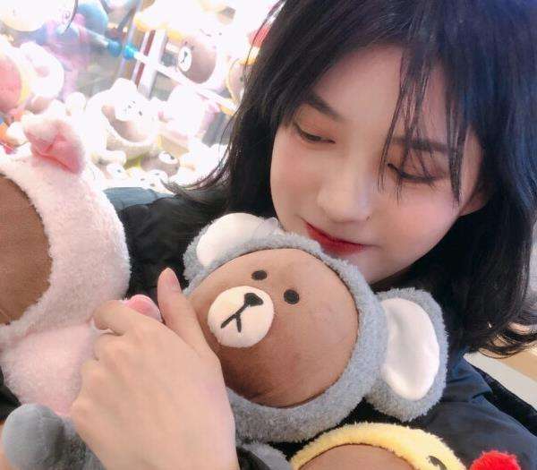 要到一些沟通方式之后,就要常常问候她,多做一些互动